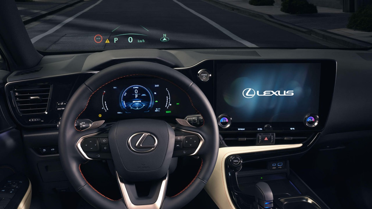 Lexus NX kokpiti və çox məlumatlı ekran 